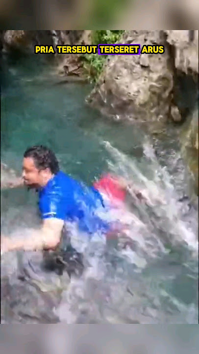 Pria terjatuh Dari atas Air Terjun Yang sangat Tinggi #shorts