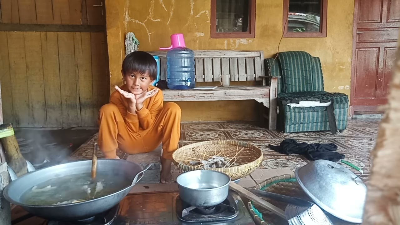 Bejoe bantuin abah. Shawong bikin sempol ayam...... 👍👍