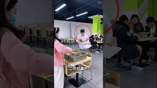 配膳スタッフがご飯をとても多く与えました。