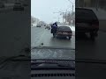В Оренбурге на Гагарина мужчина пытался напасть на водителя снегоуборочной техники.