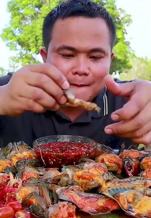Bambang .makan daging mentah dengan cabek pedas