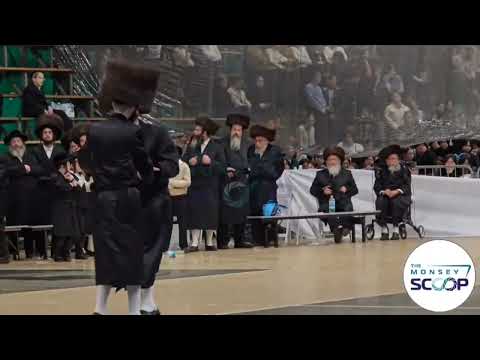 VIDEO Mitzvah Tantz Of The Viznitzer Rebbe Shlita At The Wedding Of His Grandchild