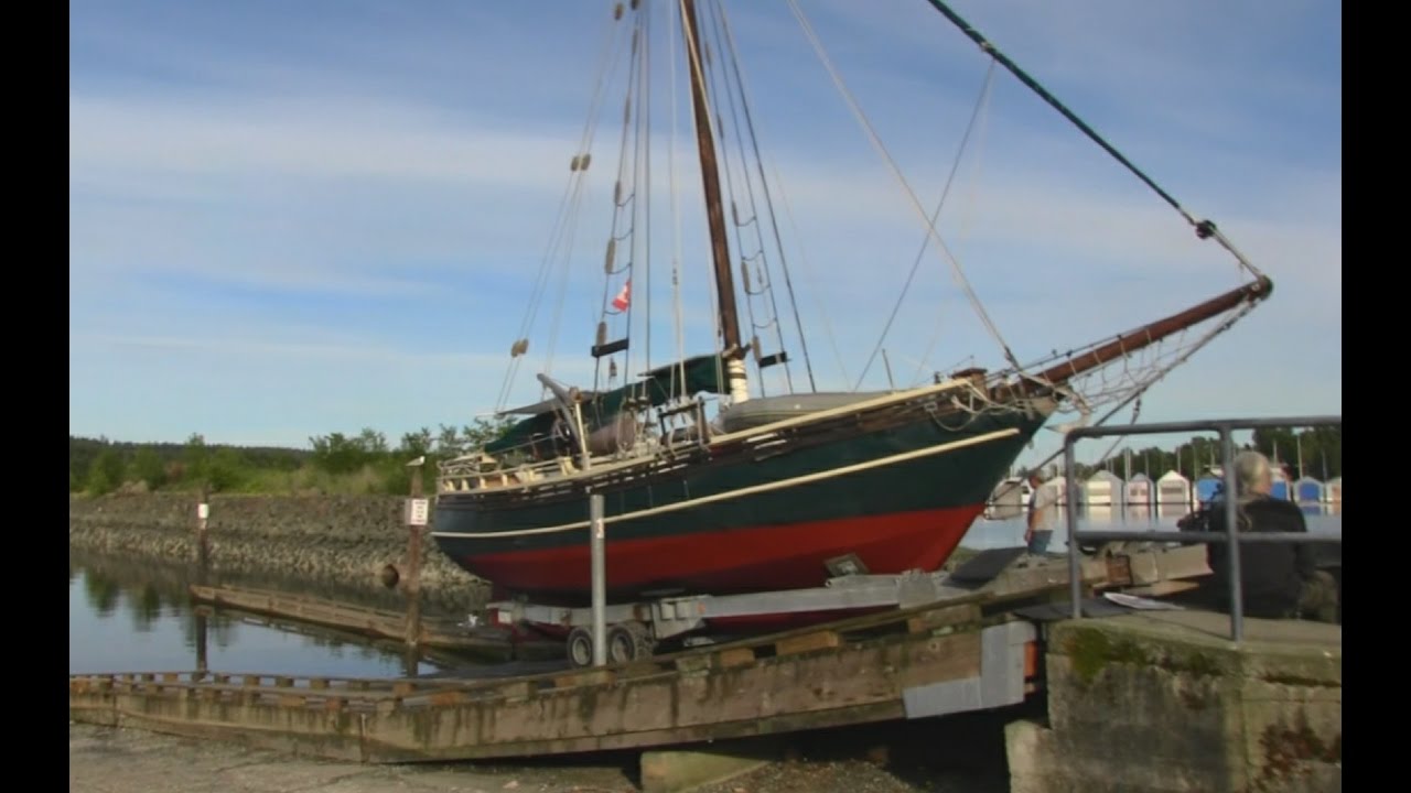 #96 sandblasting a steel boat - the right place at the