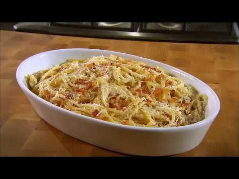 Zutaten für 2-3 Personen: 250g Spaghetti 150g Sahne 3 Eigelb 75g Parmesan 50g Schinkenwürfel Salz un. 
