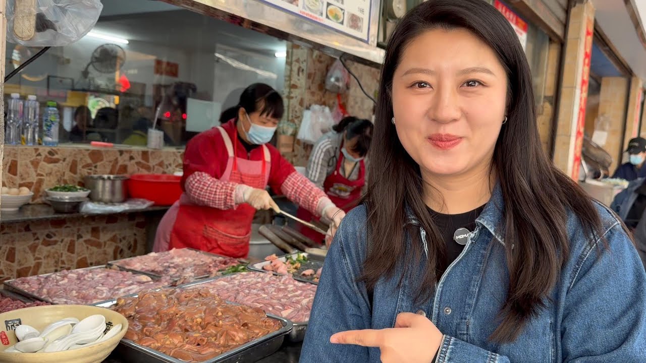 【寻尝姐妹】在广东江门吃猪杂粥，7元一碗满满的料，来个20元人民币的顶配看都有啥