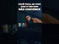 Você aprende ouvindo boas referências e treinando o ouvido.