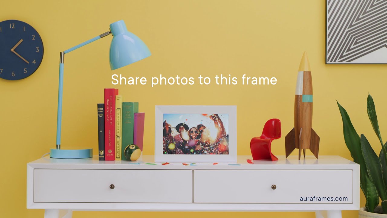 This Smart Digital Frame Will Keep Your Family Connected From A