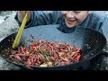 冷吃牛肉，香辣入口，余味不绝（Cooking a pot of beef in the mountains and putting a lot of peppers.）