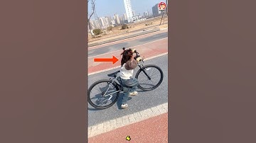 Cô bé 4 tuổi đi xe đạp của bố