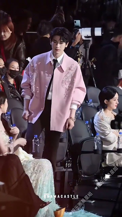 Esther Yu full attention to zhanglinhe #zhanglinghe #estheryu #dylanwang #shorts #cdrama