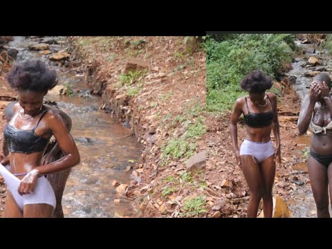 African girls bathing in the river💕