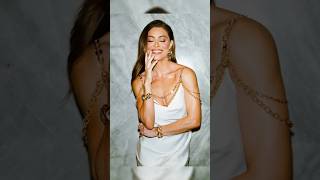 Juliana Paes rouba a cena com produção all white e detalhes dourados