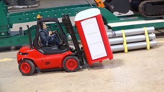 LOADING WARS  TEAM PLAY: PORTA POTTY LIFT FORKLIFT BATTLES | RC GAME SHOW s2 e23