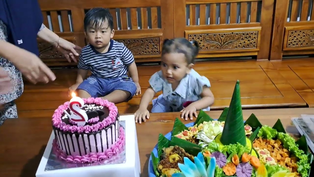 Selamat Ulang Tahun Ayah, Ayah Lagi Sakit jadi yang Tiup Lilin Arka