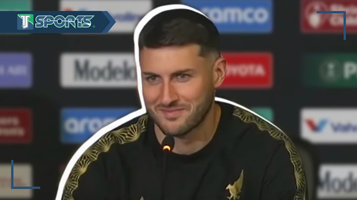 Santiago Giménez jokes that Javier Aguirre is like his grandfather; he wants to make fun of Chris...