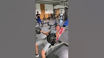 Elevação Frontal com Barra W banco inclinado