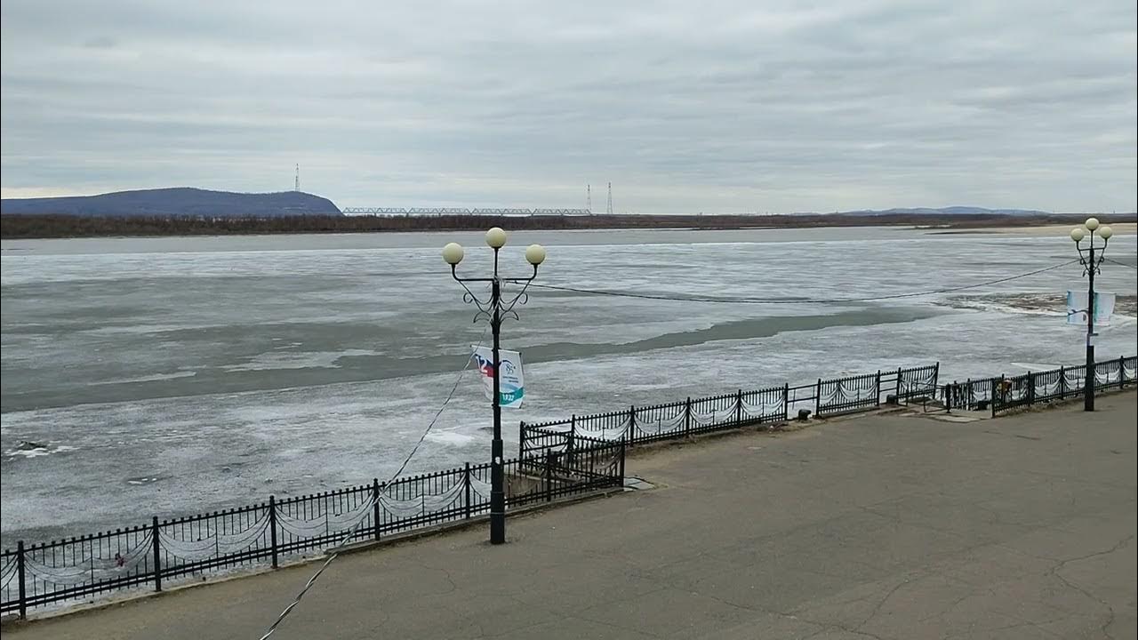 На набережной с утра расстилаются рыболовные