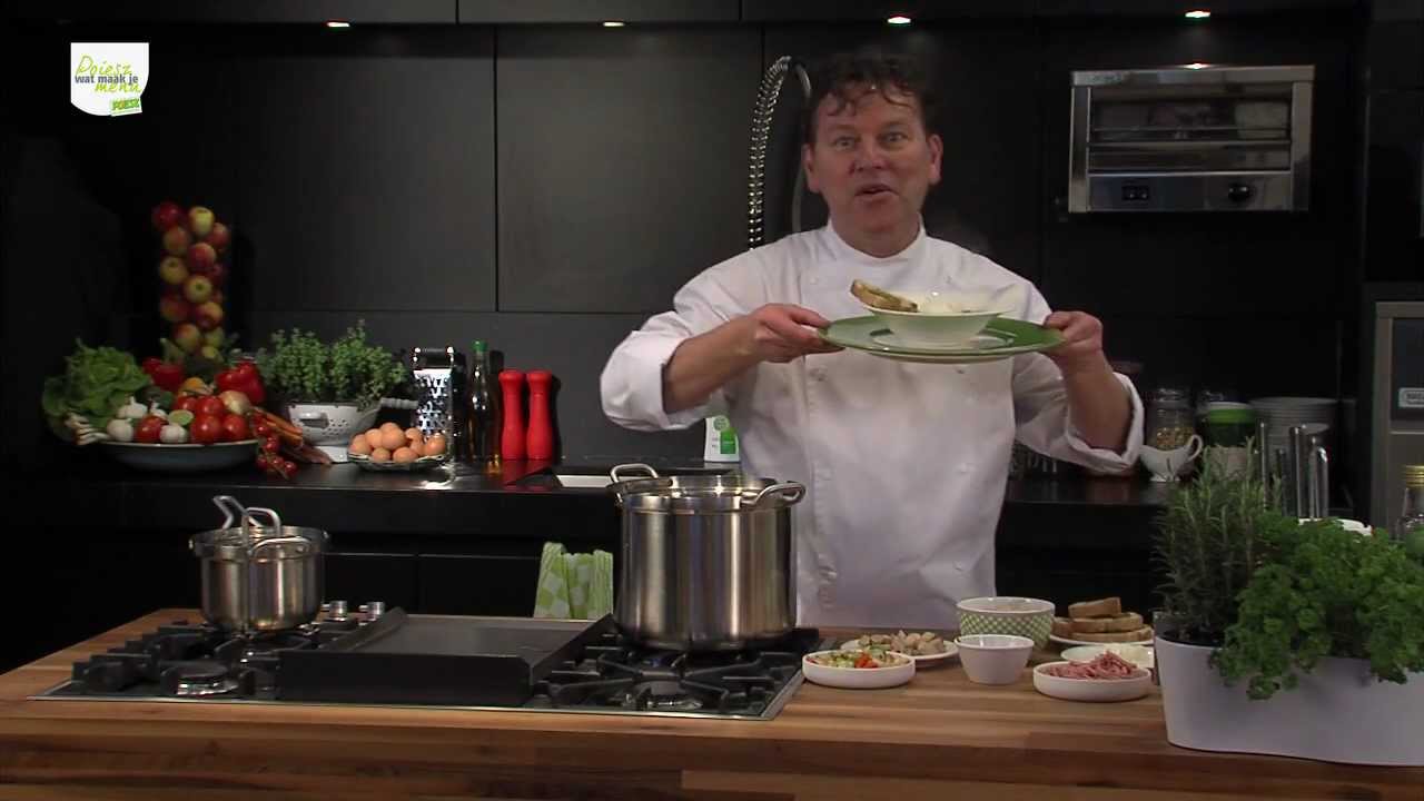 Heldere bouillon van hamreepjes met verse kruiden