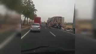 Yoğun sis tırların çarpışmasına neden oldu