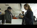 Airport check in procedure - ukázka práce na letišti