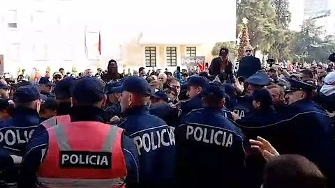 🔴Mbështetësit e Lapajt përplasen me policinë para Kryeministrisë