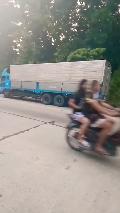#deliverytruck #cargotruck #pilit #hinabol #unahan ng #puting #pickuptruck #ngunit #failed #bigo