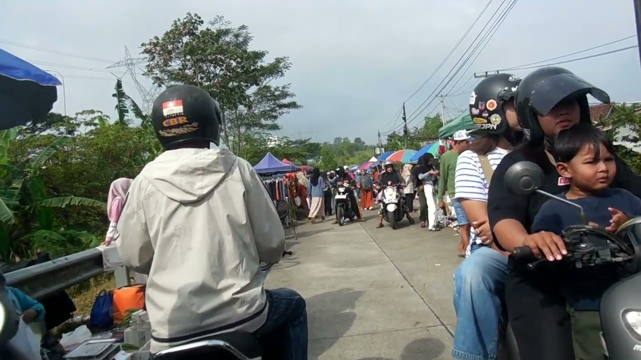 Pesona Pasar Tumpah di area Jembatan TOL Bojong 