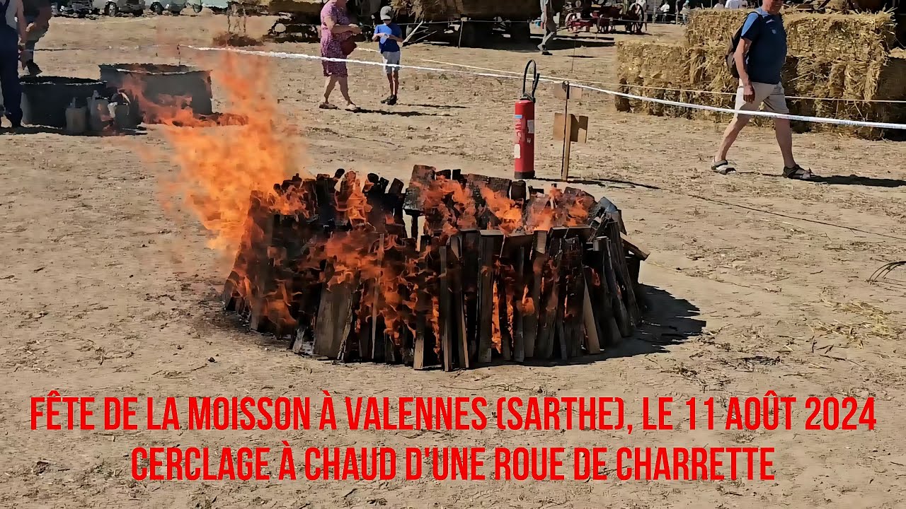 Cerclage à chaud d'une roue de charrette en bois - 26ᵉ fête de la moisson de Valennes 72