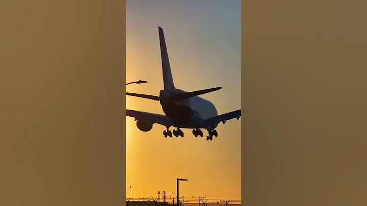 QANTAS AIRBUS A380 LANDING AT LOS ANGELES INT AIRPORT#shorts #la #airbusa380 #aviation #laxairport