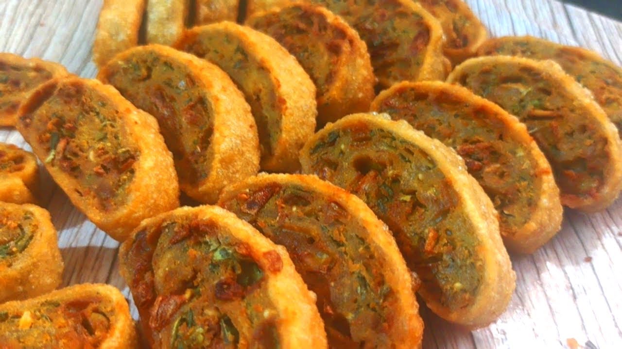 खूपच सोपी याआधी कधी खाल्ली नसेल/कमी कष्टात प्रवासात चहासोबत २ चपातीच्या भरपूर वड्या/CookwithDeepali