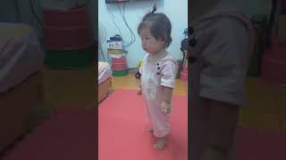 20180919把手放嘴巴，被爸爸罵了，委屈的表情《1y4m3d》
