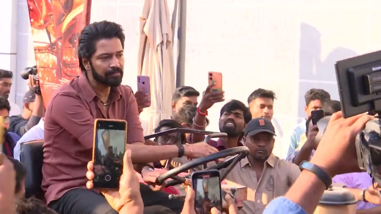 Allari naresh 🚜 Tractor Driving at Ameerpet Satyam Theater | Bachalamalli | Cinemadosth