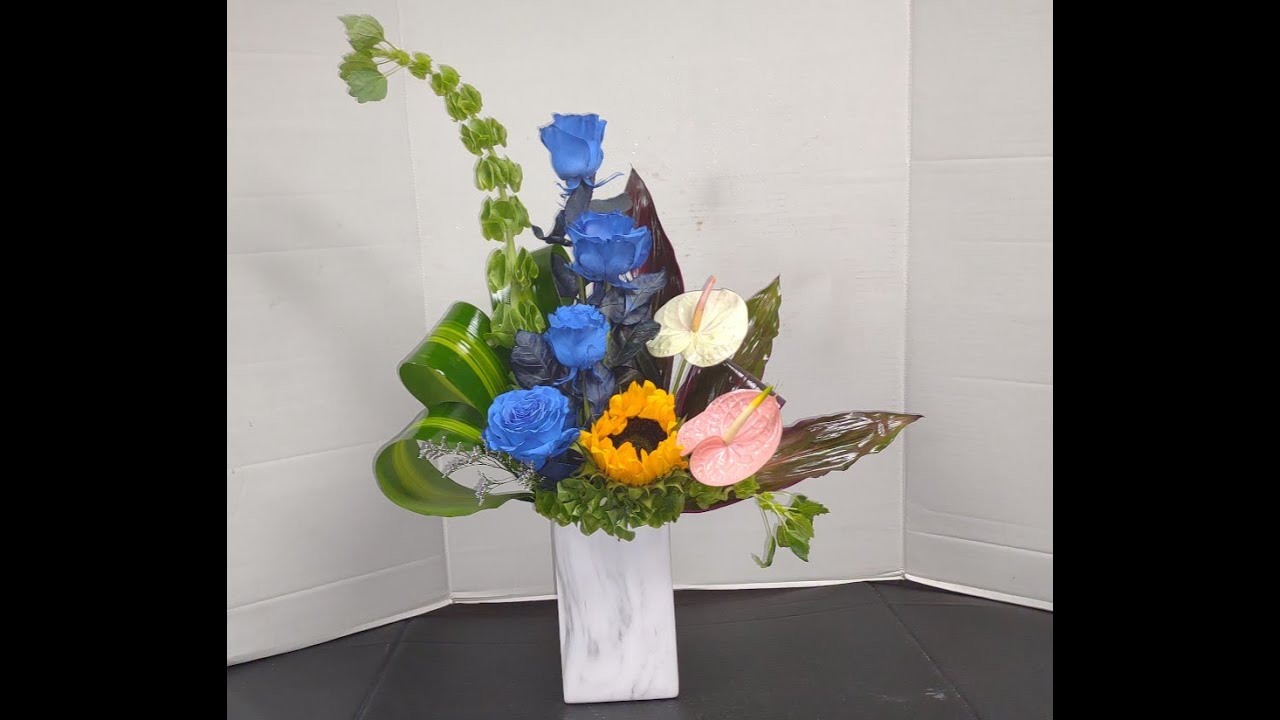 Como hacer un arreglo floral unico con rosas azules. - YouTube