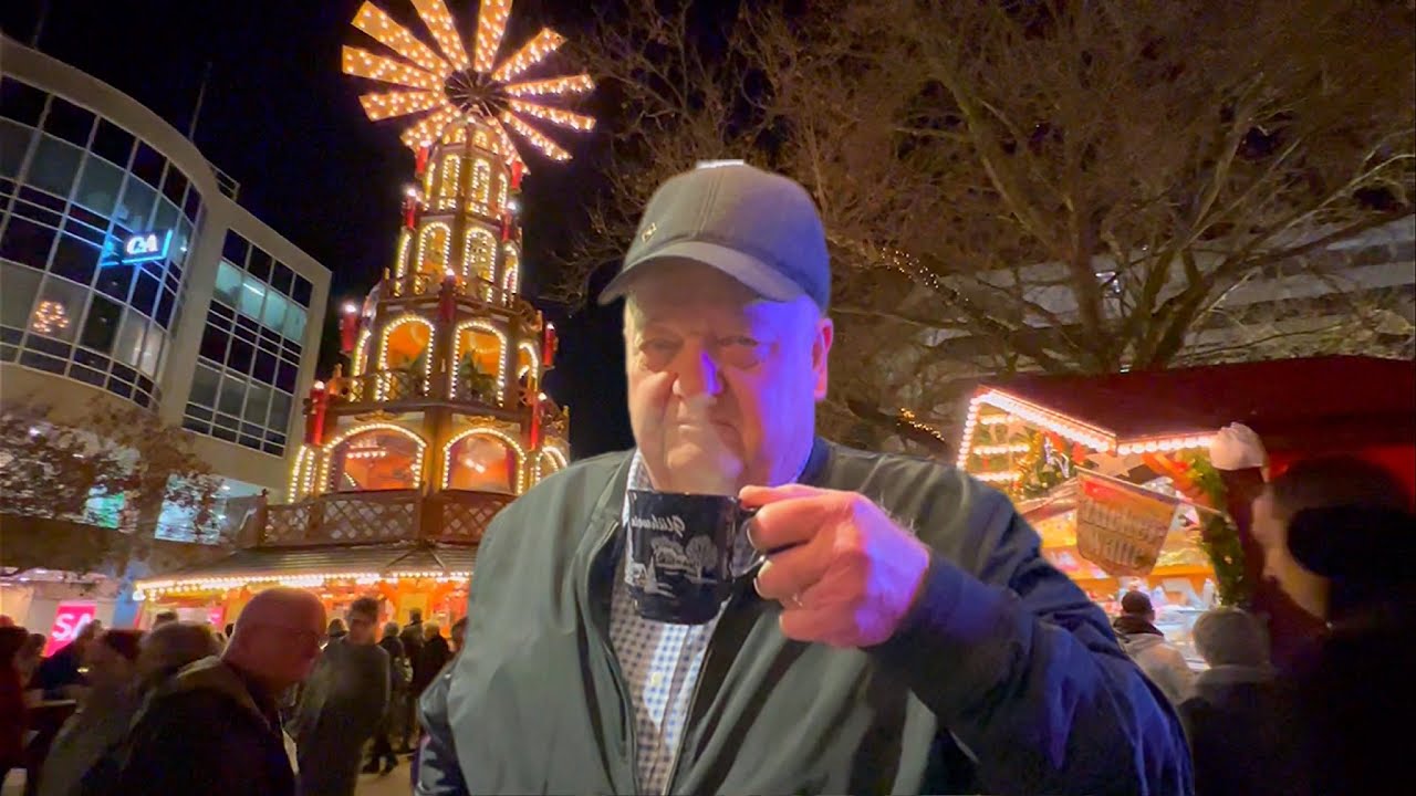Flammkuchen und Glühwein auf dem Weihnachtsmarkt