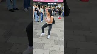 بنت ترقص بطريقة مضحكة جدا شاهد ماذا فعلت البنت وهي ترقص وسط الشارع في المانيا اشترك