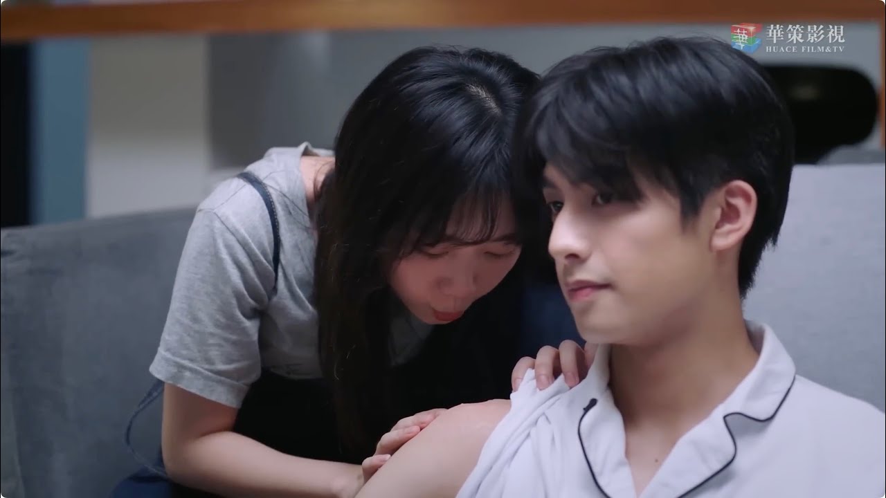 Цзяньцзянь сердито укусила Линсяо, но после укуса она не забыла нежно потереть ему плечо!🍑