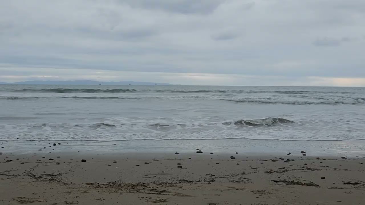 Waves Crashing: 4K Beach Relaxation