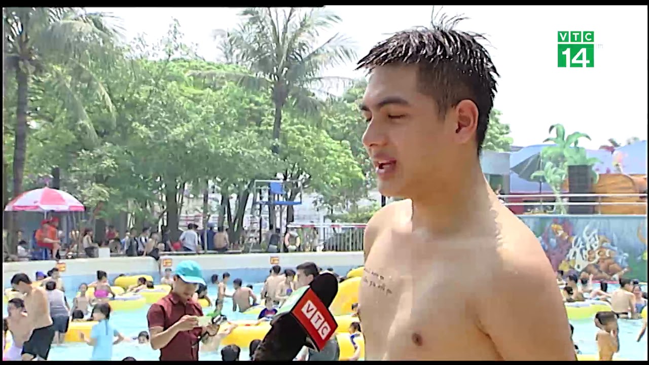 bể bơi nước nóng  Update  Người dân Hà Nội đến bể bơi tránh nóng | VTC14