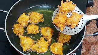 बारिश स्पेशल प्याज़ के कुरकुरे पकोड़े (खास टिप्स के साथ बनाएं)- crispy onion pakode