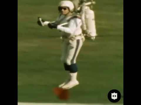 The first Super Bowl halftime. The jetpack show was an absolute spectacle. 😂👨‍🚀 (Jan. 15, 1967)