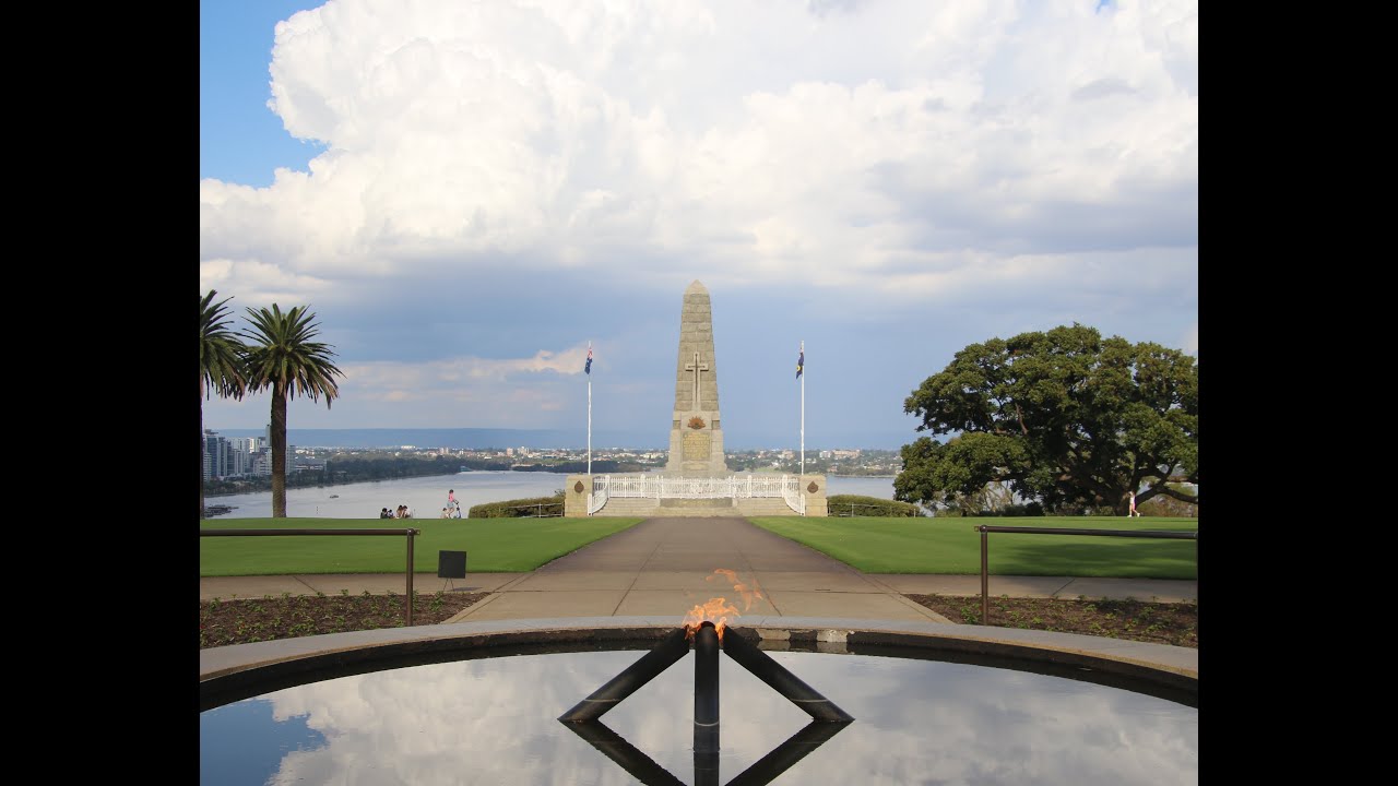 Black Country wench taking photos.....of Kings Park, The State War Memorial and the Blue Boat House.