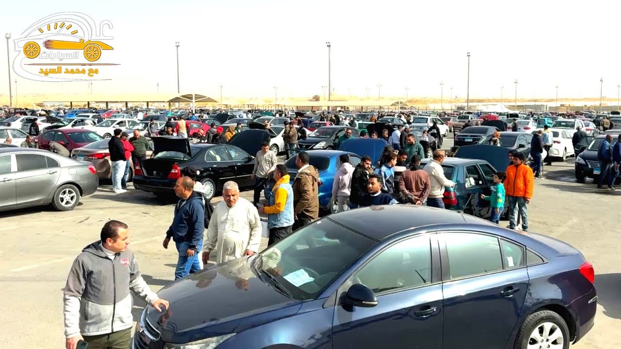 اعداد كبيره جدا من السيارات المستعملة معروضه في ارض سوق