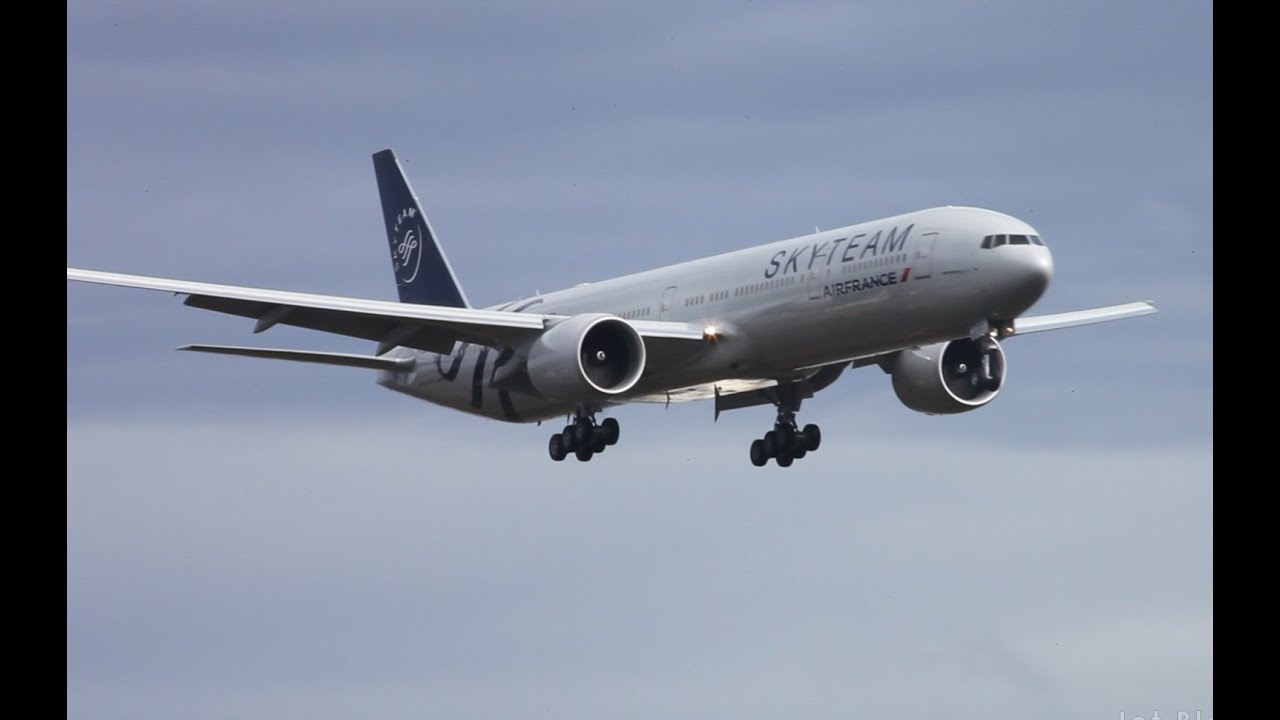 Air France 777-300ER "Sky Team" Landing at PAE