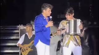 Silvestre Dangond regaña en plena tarima a su cordonero Ruben lanao en un concierto.