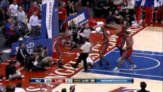 Devin Harris clotheslines Blake Griffin