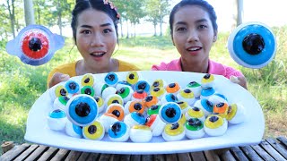 Yummy eating eyeball jelly with my sister - Amazing eating