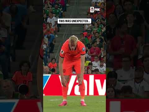 Jan Paul van Hecke started bleeding from the head after this play