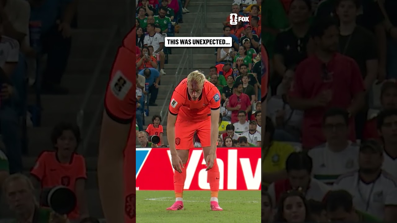 Jan Paul van Hecke started bleeding from the head after this play