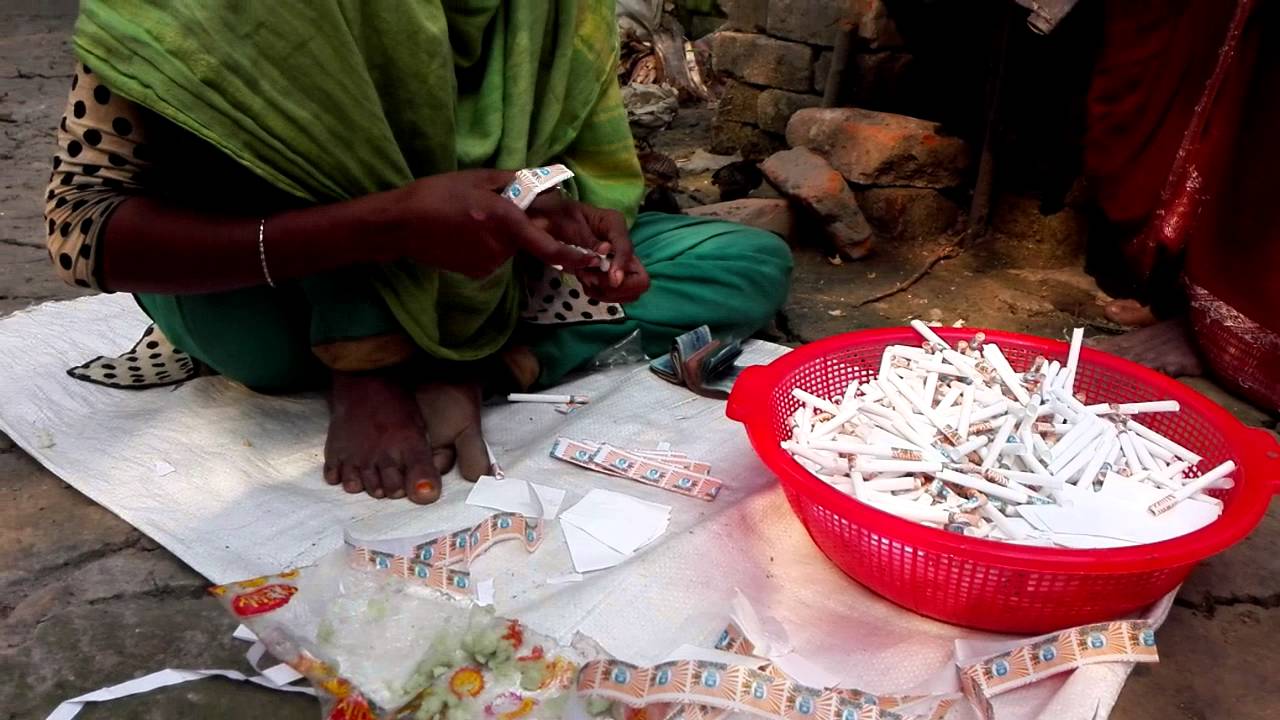 Girl Makes biri/cigerette at an amazing speed