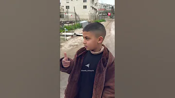 طفل فلسطيني مر عبر حاجز إسرائيلي في مخيم جنين أجبره الجنود على مواصلة المشي رافعا يديه 